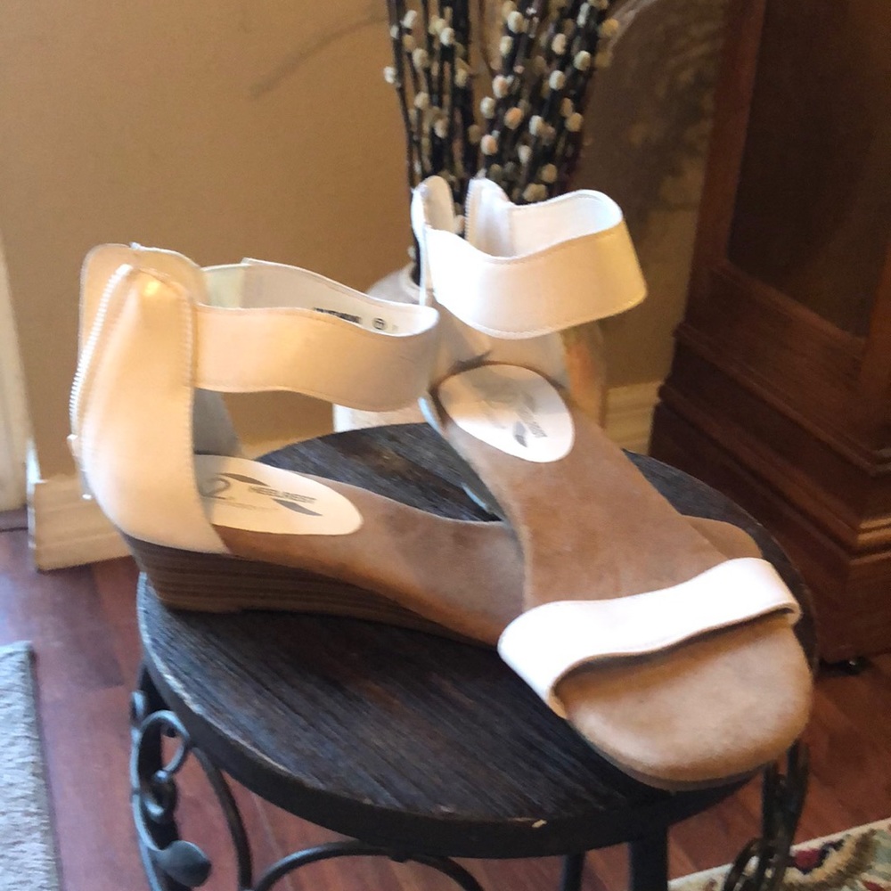 Women’s white dress sandals size 8M.
